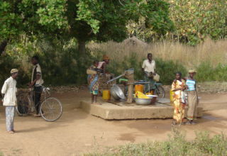 La corvée d'eau à Erokowari, Bénin