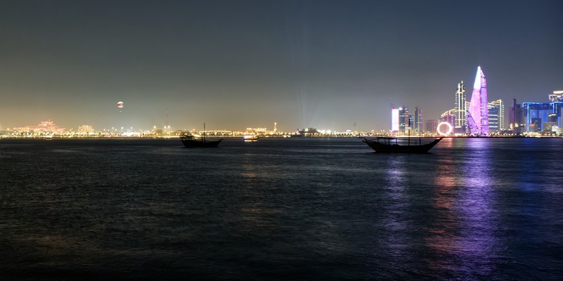 Vue sur Doha de nuit depuis Dhaw Harbour