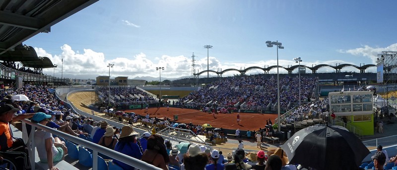 Les tribunes (vues d'en face)