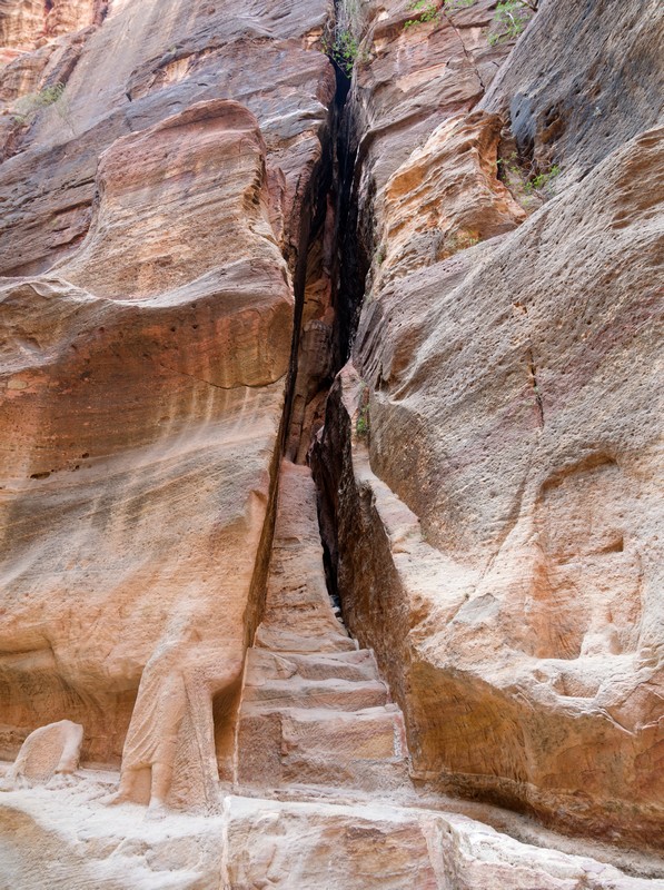 Sculptures dans la falaise