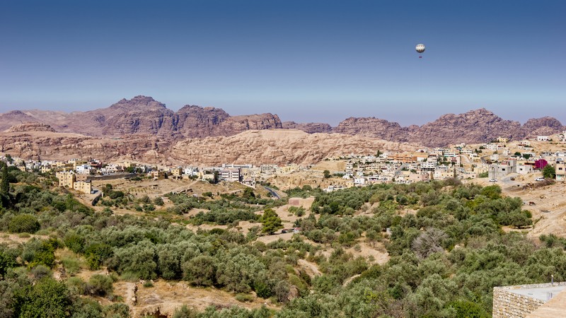 Vue sur Wadi Musa depuis la terrasse du restaurant du Old Village Resort