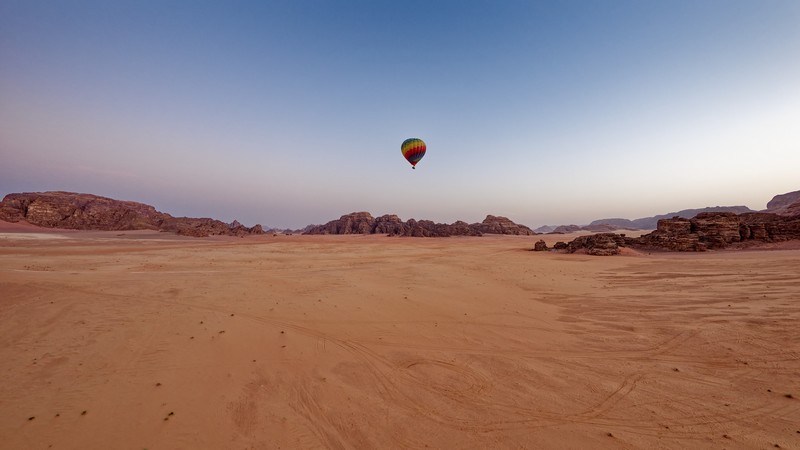 Montgolfière survolant la Vallée des Couleurs