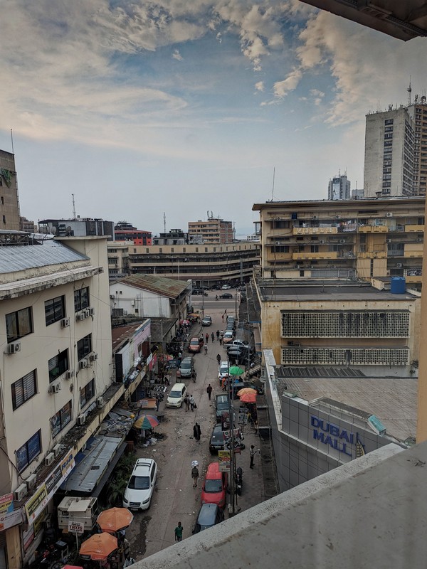 Vue sur les rues de Kinshasa depuis la fenêtre de mon hôtel