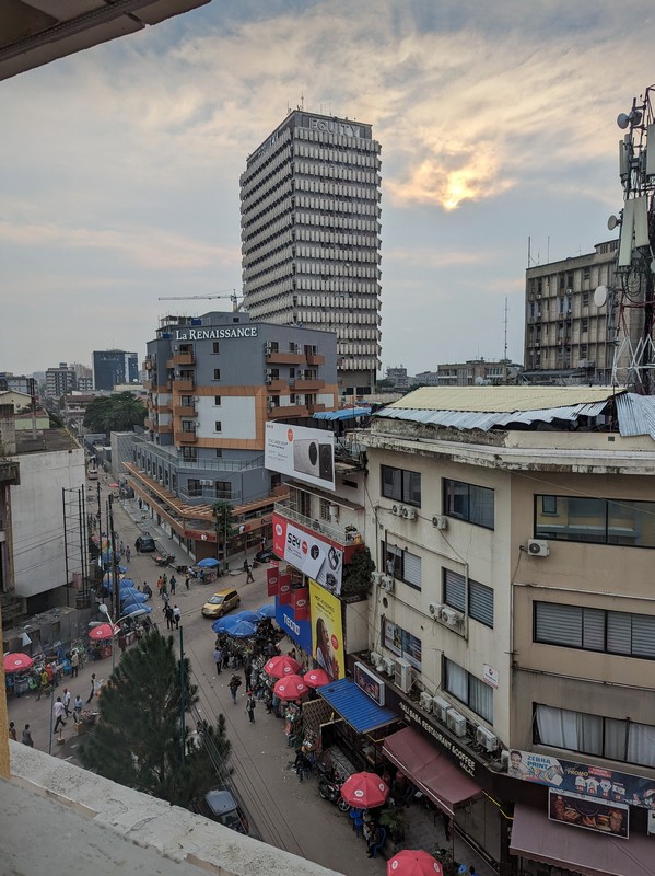 Vue sur les rues de Kinshasa depuis la fenêtre de mon hôtel