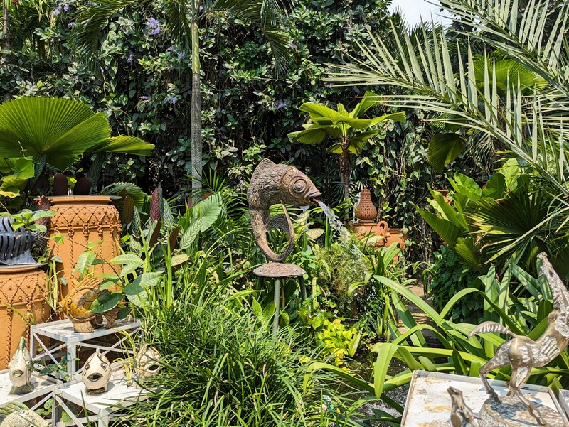 Fontaine-poisson dans le jardin de la galerie Symphonie des Arts