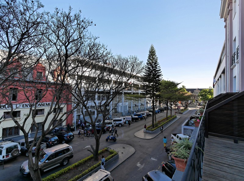 Vue sur Lalana Rainiaiarivony et le palais présidentiel depuis le balcon de ma chambre d'hôtel