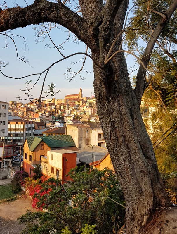 Le soleil couchant illumine les collines de Tananarive