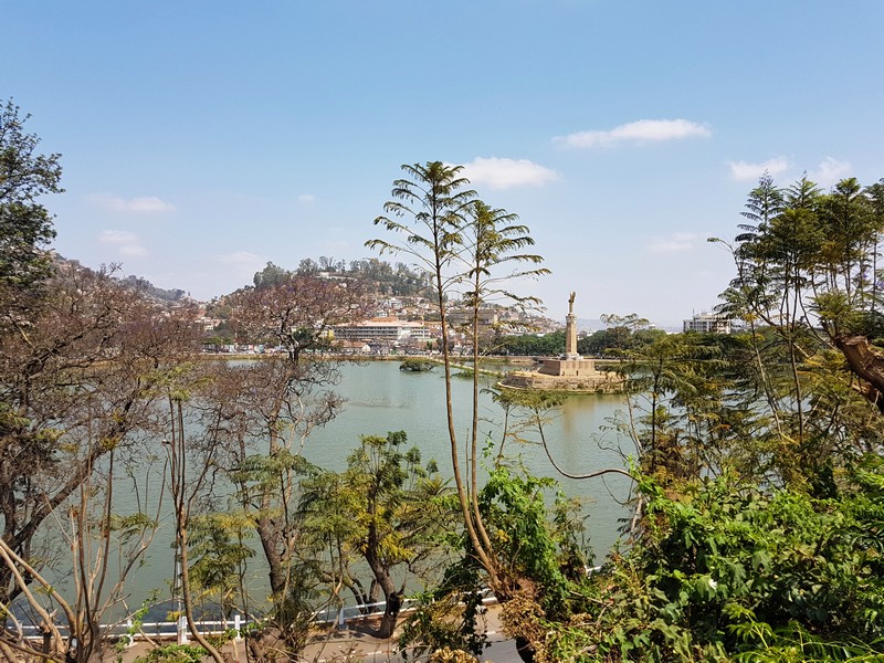 Lac Anosy depuis les escaliers menant à la rue Rakotonirina de Tananarive