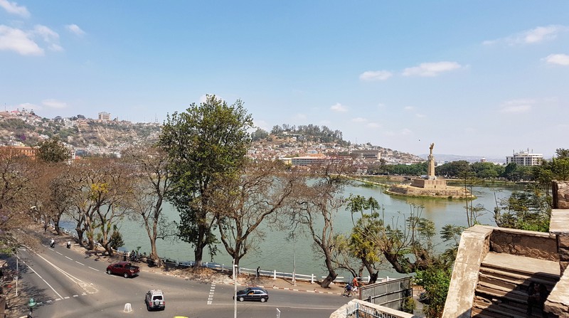 Lac Anosy depuis la rue Rakotonirina de Tananarive