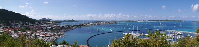 Vue sur la marina et la baie de Marigot