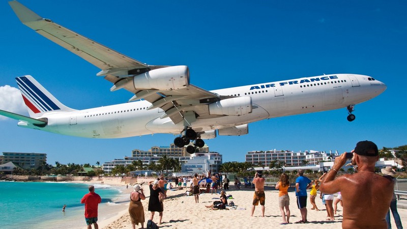 Atterrissage d'un avion à l'aéroport Princess Juliana de Sint Maarten