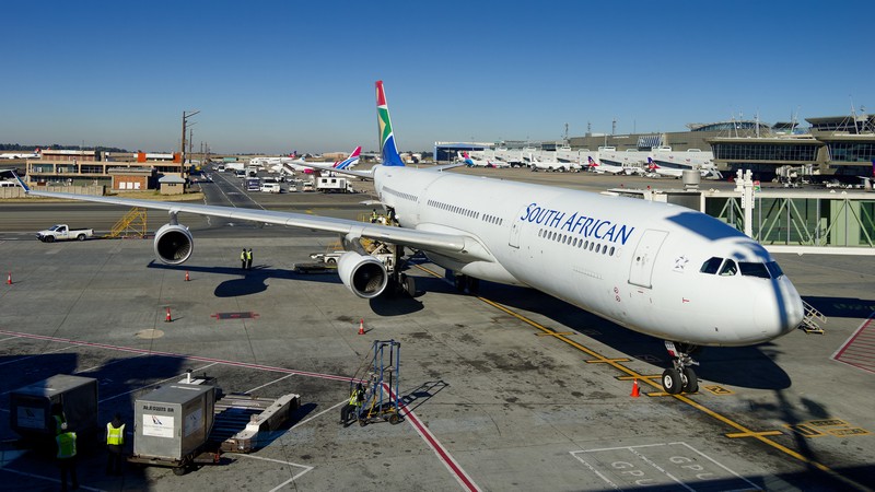 Avion pour Harare à l'aéroport international de Johannesbourg