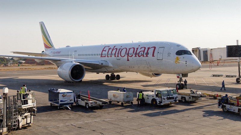 Avion pour Lusaka à l'aéroport international Robert Gabriel Mugabe de Harare