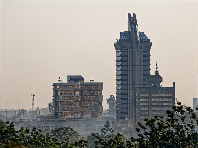 Tour du Society Business Park et du Hilton Garden Inn, du Pick n Pay Society Business Park, supermarché Shoprite et immeuble ZSIC sur Cairo road