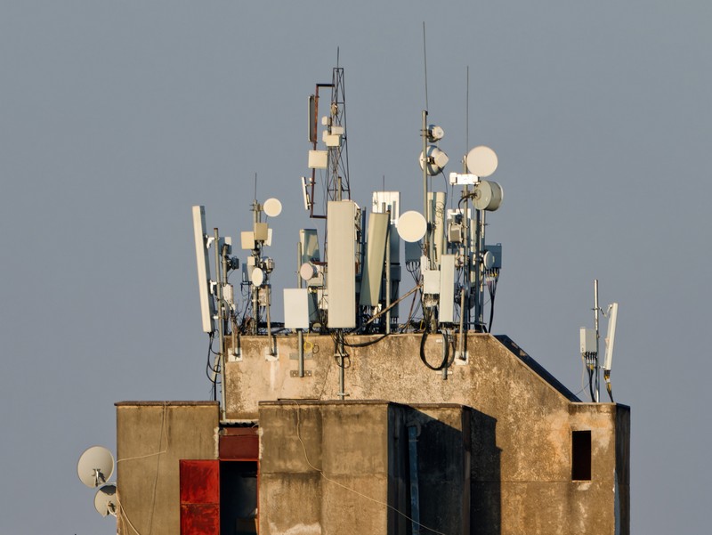 Antennes et paraboles en haut d'un immeuble