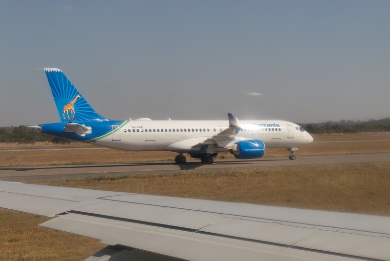 Avion d'Air Tanzania au décollage