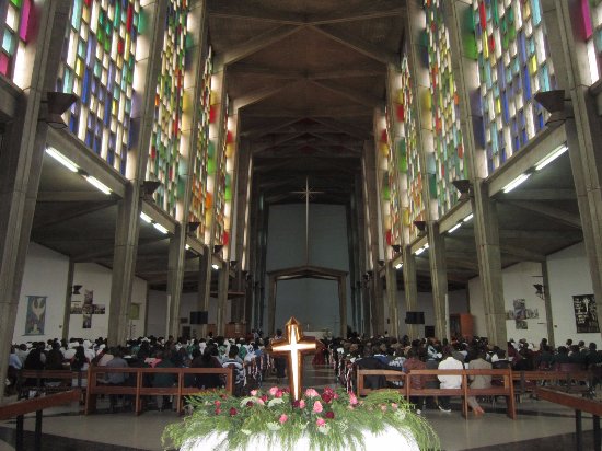 Intérieur de la cathédrale de la Sainte-Croix à Lusaka